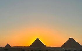 Topaz Pyramids View Inn